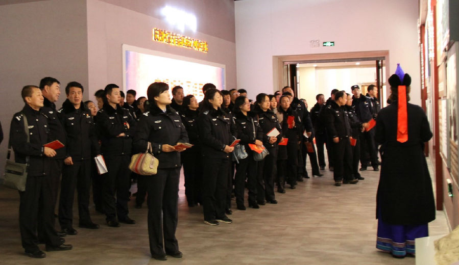 内蒙古警察职业学院组织教职工参观庆祝内蒙古自治区成立70周年展览