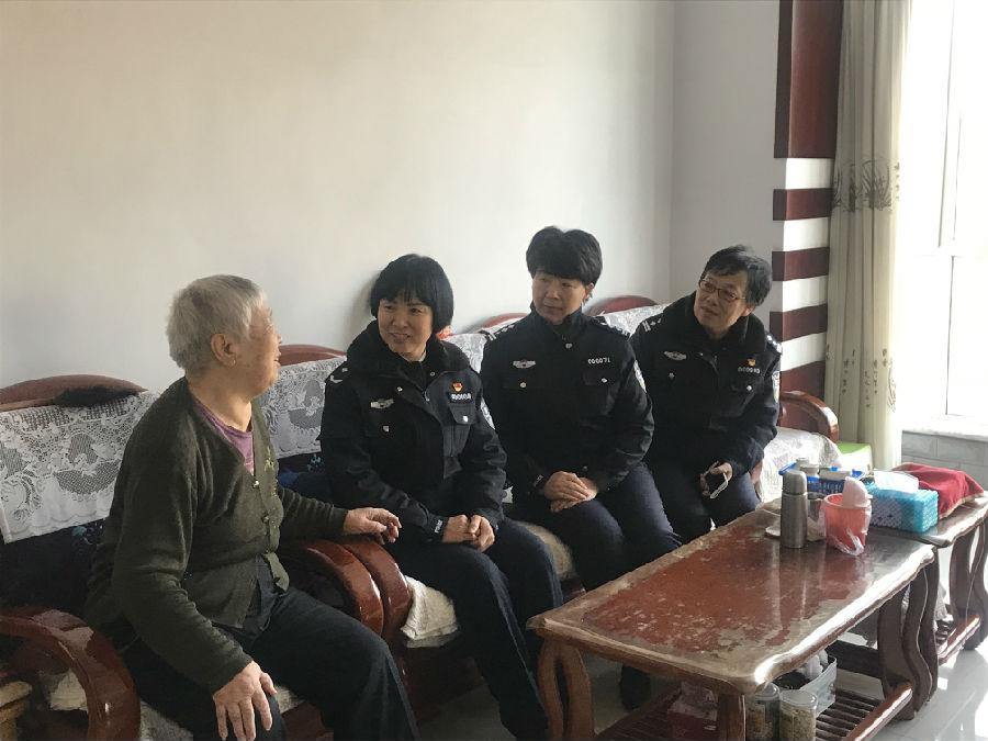 内蒙古警察职业学院党委慰问因公牺牲党员家属
