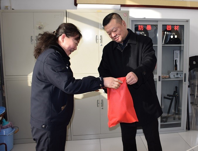 赵永刚院长苏和生政委慰问春节期间坚守岗位的值班人员