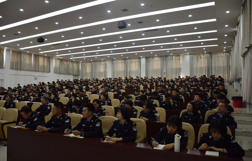 内蒙古警察职业学院政委苏和生作“不忘初心、牢记使命”主题教育专题党课报告
