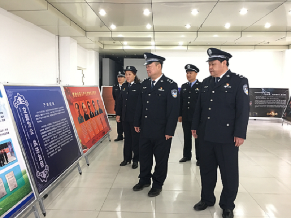 学院党委班子成员集体参观学院新建的廉政教育展厅