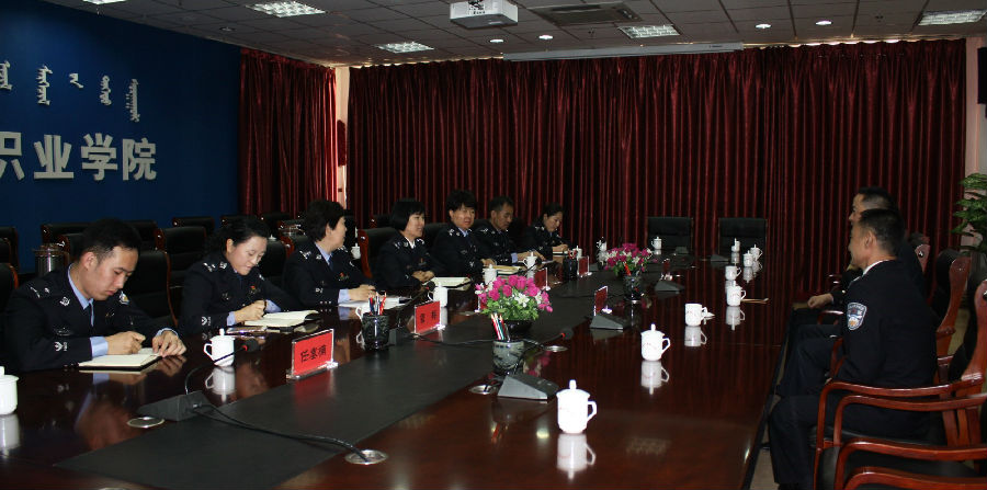 内蒙古警察职业学院代表察右后旗霞江河村向企业家赵春华赠送锦旗