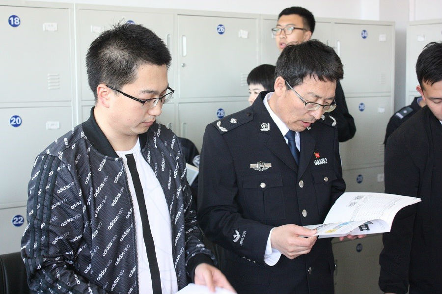 学院举办教材样书书展活动