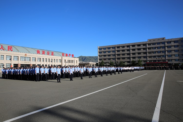 内蒙古警察职业学院隆重举行新学年升国旗仪式
