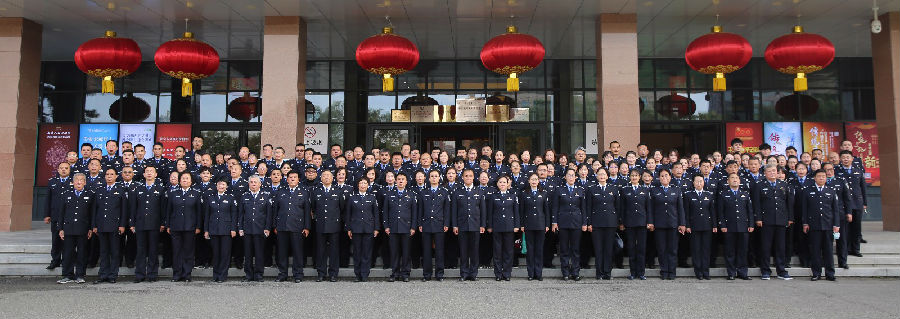 传承红色基因 汲取奋进力量 ——内蒙古警察职业学院组织全体教职工参观“不忘初心、牢记使命”中国共产党历史展览