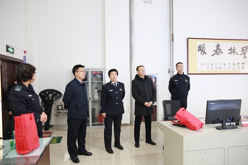 舒雅院长慰问春节期间坚守岗位的民警职工