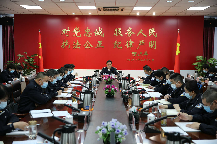 内蒙古警察职业学院召开党委理论学习中心组（扩大）学习会