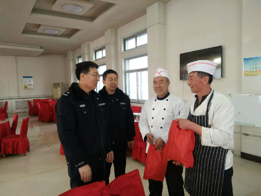 学院领导慰问春节期间值班的民警职工