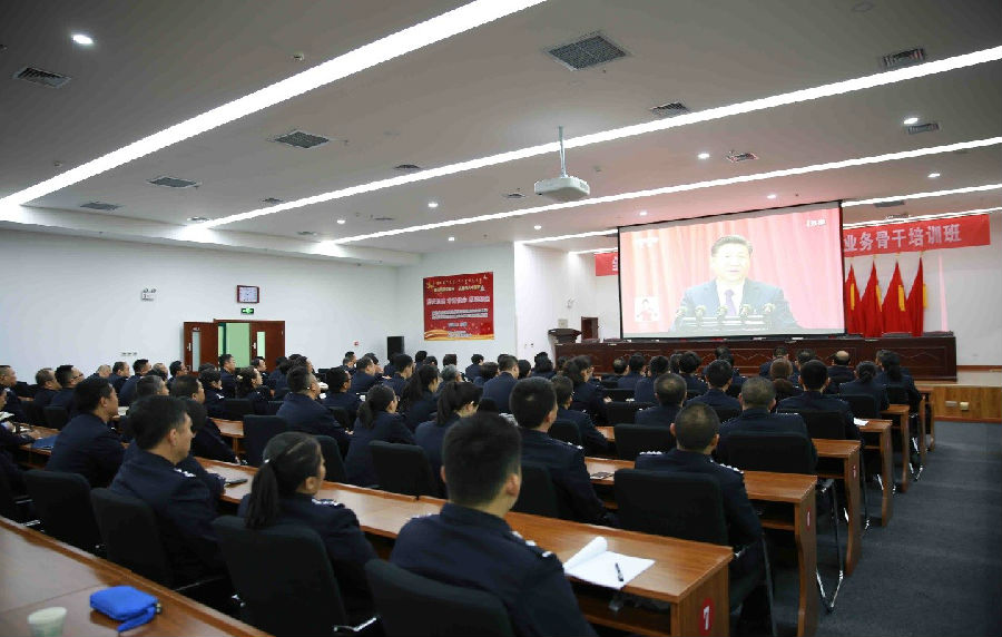 内蒙古警察职业学院组织教职工收看中国共产党第十九次全国代表大会开幕会盛况