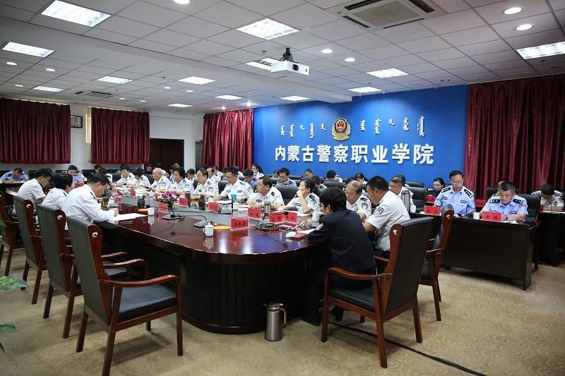 学院召开2018年第9次党委理论中心组学习会