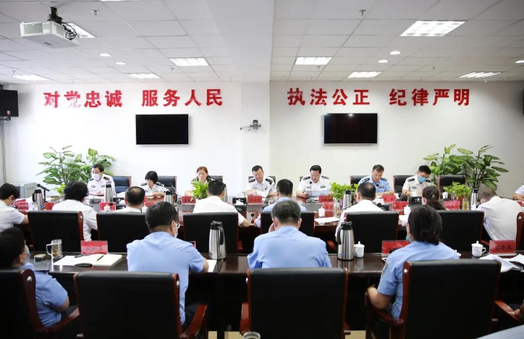 内蒙古警察职业学院召开党委理论中心组扩大学习会传达学习重要文件讲话精神