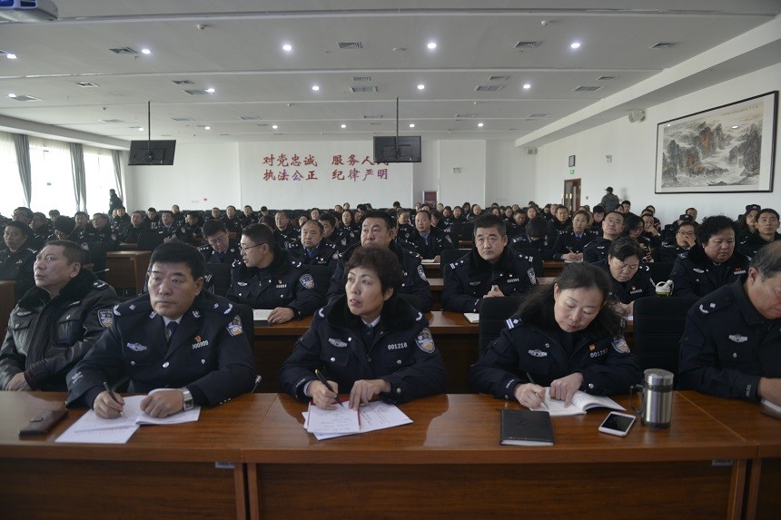 内蒙古警察职业学院组织全体教职工观看警示教育片《警钟》