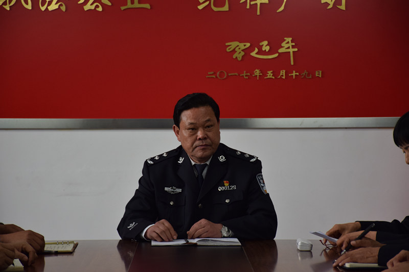 苏和生政委前往学生处为我院在新中国成立70周年大庆安保维稳工作中受嘉奖人员颁发证书