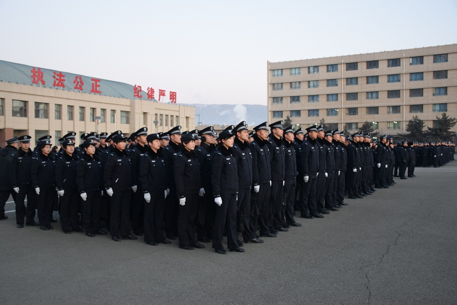 内蒙古警察职业学院隆重举行升国旗仪式