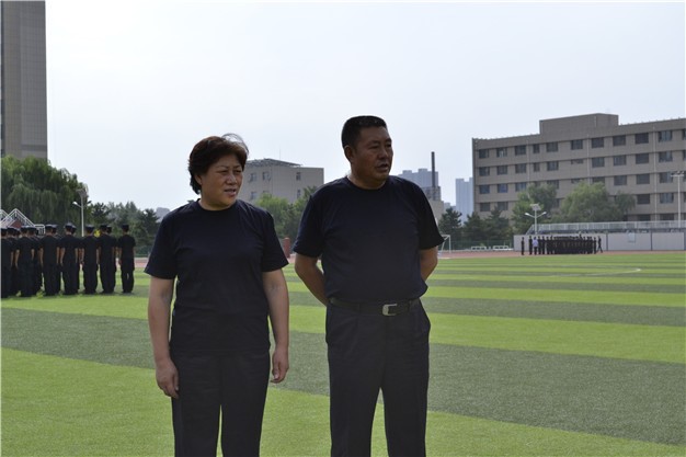 学院党委委员、副政委窦丽萍视察2016级新生警务化训练情况