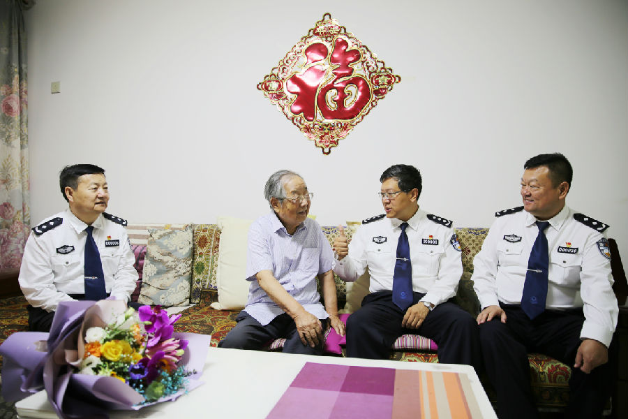 衡晓帆同志慰问学院退休及优秀教师代表
