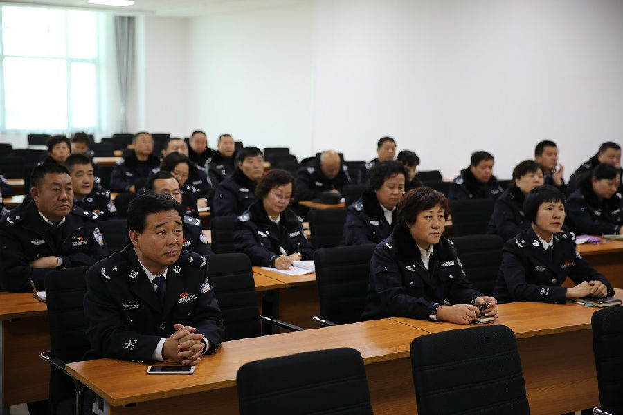 内蒙古警察职业学院组织副处级以上领导干部观看《警钟》反腐倡廉系列警示教育片