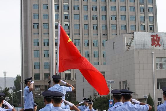 内蒙古警察职业学院隆重举行新学年升国旗仪式