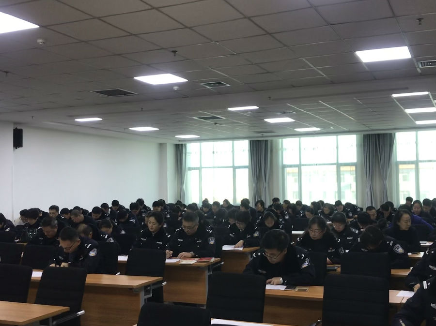 内蒙古警察职业学院组织全体党员干部进行政治理论学习测试