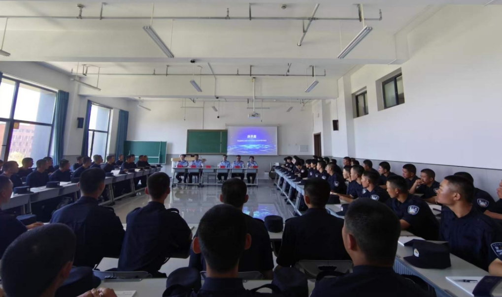 实战教官进课堂 领航学子职业路——刑事科学技术学院开展职业规划专题授课活动